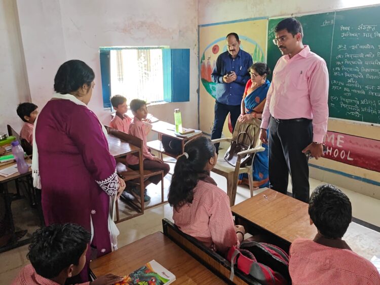 कस्तूरबा गांधी आवासीय बालिका विद्यालय में अचानक निरीक्षण पर पहुंच गए जिलाधिकारी