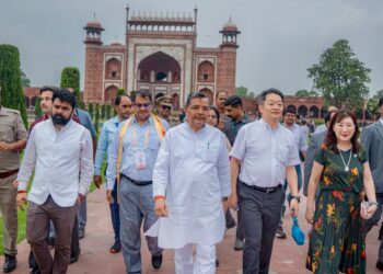 भारत और जापान के बीच औद्योगिक और पर्यटन संबंधों को नई ऊंचाई देने के उद्देश्य से आया प्रतिनिधिमंडल ताजमहल की खूबसूरती का हुआ कायल