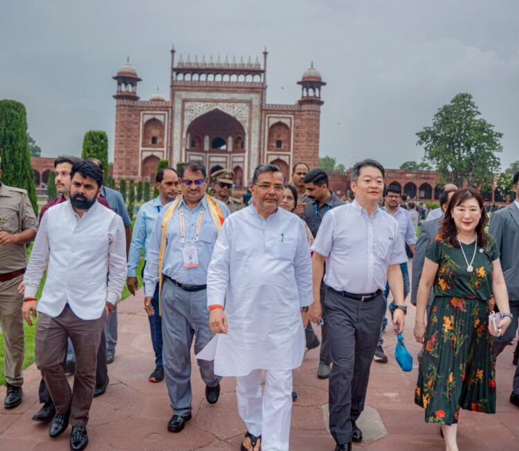 भारत और जापान के बीच औद्योगिक और पर्यटन संबंधों को नई ऊंचाई देने के उद्देश्य से आया प्रतिनिधिमंडल ताजमहल की खूबसूरती का हुआ कायल