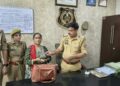 पुलिस ने महिला का पैसे और आभूषण से भरा बैग लौटाया तो महिला को चैन आया, इंस्पेक्टर बोले हमने तो फर्ज निभाया