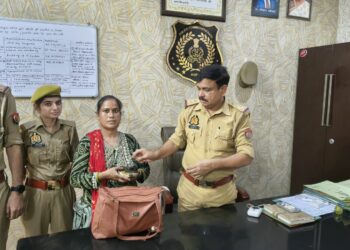 पुलिस ने महिला का पैसे और आभूषण से भरा बैग लौटाया तो महिला को चैन आया, इंस्पेक्टर बोले हमने तो फर्ज निभाया