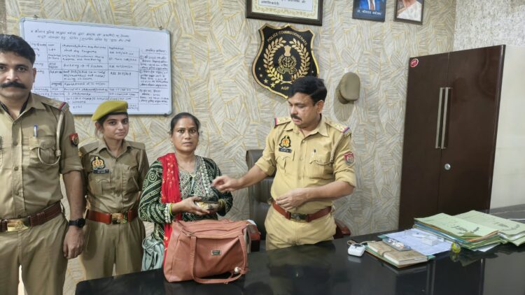 पुलिस ने महिला का पैसे और आभूषण से भरा बैग लौटाया तो महिला को चैन आया, इंस्पेक्टर बोले हमने तो फर्ज निभाया