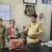 पुलिस ने महिला का पैसे और आभूषण से भरा बैग लौटाया तो महिला को चैन आया, इंस्पेक्टर बोले हमने तो फर्ज निभाया