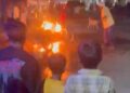 चलती बुलेट बनी आग का गोला, मची अफरा-तफरी, राहगीरों ने समय रहते बुझाई लपटें