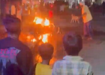 चलती बुलेट बनी आग का गोला, मची अफरा-तफरी, राहगीरों ने समय रहते बुझाई लपटें