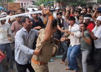 एत्मादपुर में यूजीसी के विरोध में हो रहे प्रदर्शन में इंस्पेक्टर के डंडे ने कराया बवाल