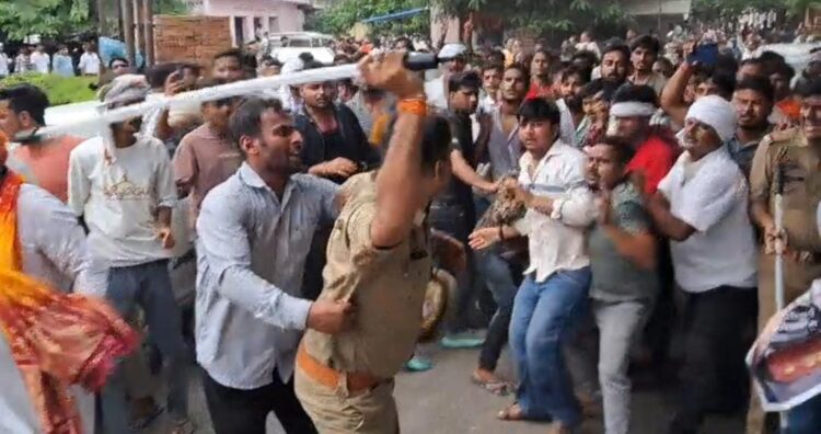एत्मादपुर में यूजीसी के विरोध में हो रहे प्रदर्शन में इंस्पेक्टर के डंडे ने कराया बवाल