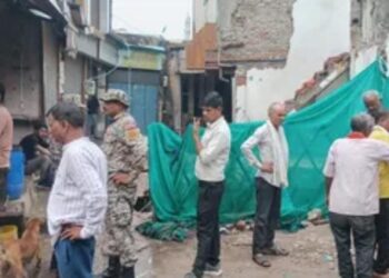 नगर निगम ने महावीर नाले के ऊपर बनी दुकानों को ध्वस्त किया