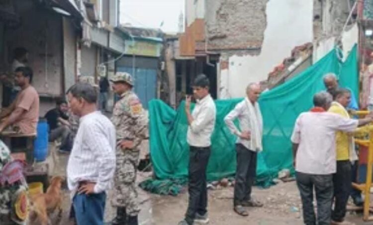 नगर निगम ने महावीर नाले के ऊपर बनी दुकानों को ध्वस्त किया