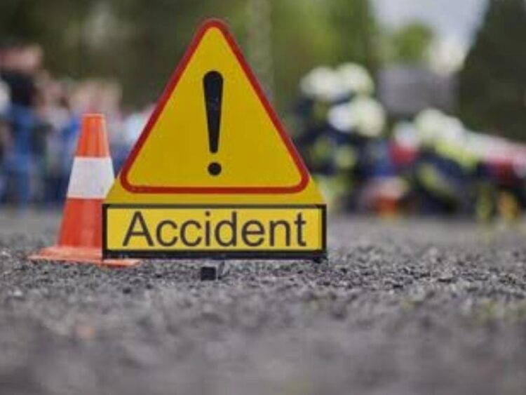 साइकिल से घर जा रहे दो छात्रों को नगर निगम की गाड़ी ने मारी टक्कर