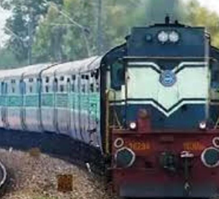 पॉक्सो एक्ट का आरोपित आगरा में किरावली रेलवे स्टेशन के पास चलती ट्रेन से कूदकर हुआ फरार