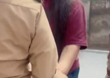 हमारे वोट से वीआईपी बनते हैं, फिर भी जनता को घंटों रोका जाता है