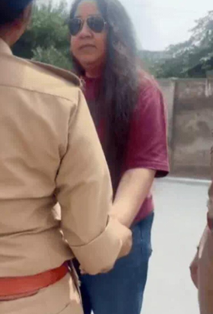 हमारे वोट से वीआईपी बनते हैं, फिर भी जनता को घंटों रोका जाता है