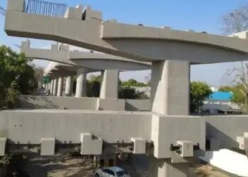 सदर में मेट्रो निर्माण का मलवा महिला के ऊपर गिरा, बाल बाल बचे अन्य लोग