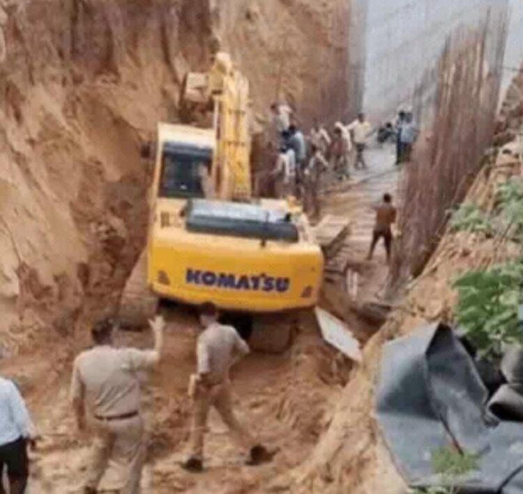 नगर निगम के नाला निर्माण के दौरान मिट्टी ढहने से दो मजदूरों की मौत