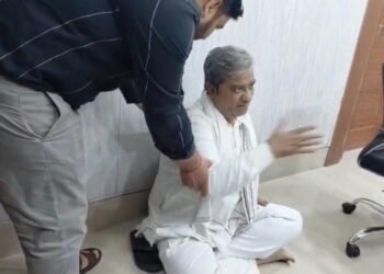 शौचालय की फाइल 6 महीने से लंबित होने पर नगर आयुक्त के ऑफिस में धरने पर बैठे भाजपा पार्षद