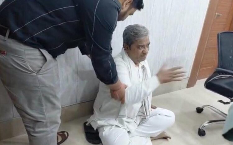 शौचालय की फाइल 6 महीने से लंबित होने पर नगर आयुक्त के ऑफिस में धरने पर बैठे भाजपा पार्षद
