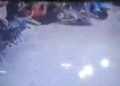 नगर निगम की लापरवाही से राजा मंडी में टूटी पड़ी पुलिया और खुले पड़े मैनहोल में मोटरसाइकिल सवार गिरे