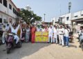 शिक्षामित्रों ने नियमितीकरण की मांग को लेकर कलेक्ट्रेट पर किया प्रदर्शन