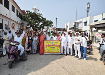 शिक्षामित्रों ने नियमितीकरण की मांग को लेकर कलेक्ट्रेट पर किया प्रदर्शन