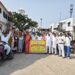 शिक्षामित्रों ने नियमितीकरण की मांग को लेकर कलेक्ट्रेट पर किया प्रदर्शन