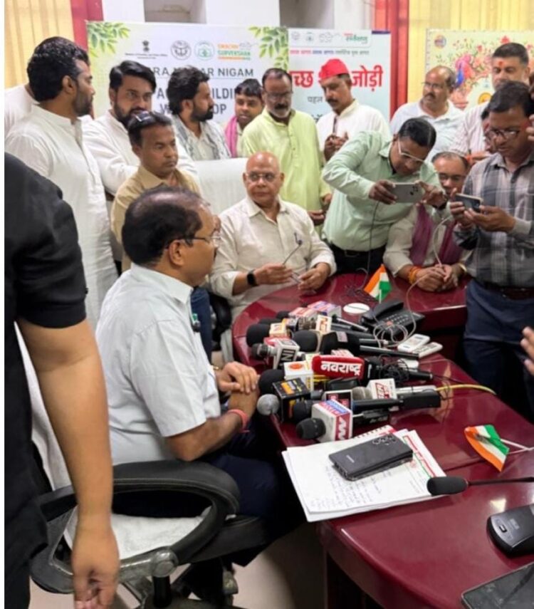 जनता से जुड़ी समस्याओं को लेकर सपा ने नगर आयुक्त को घेरा