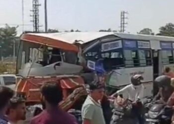 आगरा-दिल्ली हाईवे पर रोडवेज बस और पानी के टैंकर की भिड़ंत