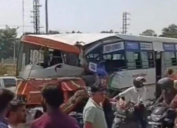 आगरा-दिल्ली हाईवे पर रोडवेज बस और पानी के टैंकर की भिड़ंत