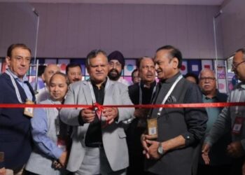 आगरा का लेदर और फुटवियर उद्योग उत्तर प्रदेश की अर्थव्यवस्था, निर्यात और रोजगार में महत्वपूर्ण भूमिका निभाता है