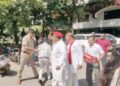 मुख्य चुनाव आयुक्त का पुतला दहन करने के दौरान पुलिस ने सपाइयों को चांटे और लातें मारीं, वीडियो वायरल