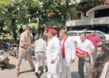 मुख्य चुनाव आयुक्त का पुतला दहन करने के दौरान पुलिस ने सपाइयों को चांटे और लातें मारीं, वीडियो वायरल