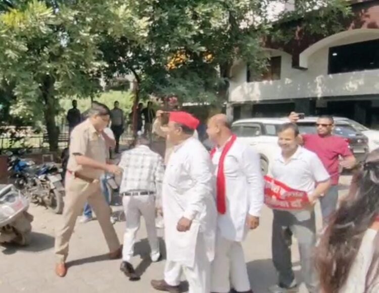 मुख्य चुनाव आयुक्त का पुतला दहन करने के दौरान पुलिस ने सपाइयों को चांटे और लातें मारीं, वीडियो वायरल