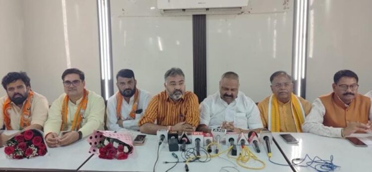 भाजपा प्रत्याशी हरि किशोर तिवारी के समर्थन में चार निर्दलीय प्रत्याशियों ने नाम लिया वापस