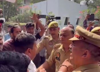 मंडलायुक्त कार्यालय में पुलिस और कांग्रेस कमेटी के कार्यकर्ताओं की झड़प, कृषि मंत्री के खिलाफ नारेबाजी