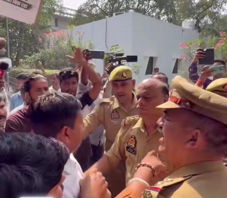 मंडलायुक्त कार्यालय में पुलिस और कांग्रेस कमेटी के कार्यकर्ताओं की झड़प, कृषि मंत्री के खिलाफ नारेबाजी