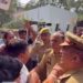 मंडलायुक्त कार्यालय में पुलिस और कांग्रेस कमेटी के कार्यकर्ताओं की झड़प, कृषि मंत्री के खिलाफ नारेबाजी