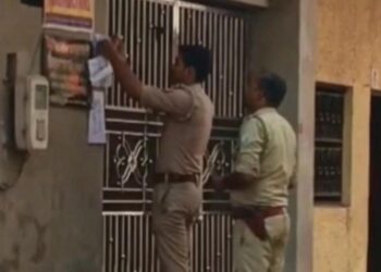 भाजपा पार्षद दो बेटों सहित हुआ फरार, घर पर कुर्की आदेश चस्पा