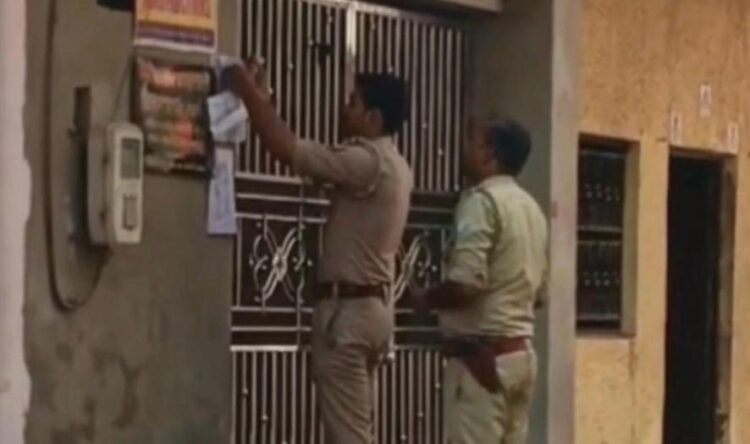 भाजपा पार्षद दो बेटों सहित हुआ फरार, घर पर कुर्की आदेश चस्पा