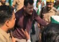 किसान नेता अधिकारियों का इंतजार करते रहे, कोई नहीं आया तो आगे बढ़े, सिटी मजिस्ट्रेट और थानाध्यक्ष नीचे गिरे
