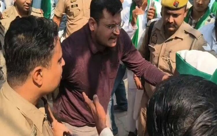 किसान नेता अधिकारियों का इंतजार करते रहे, कोई नहीं आया तो आगे बढ़े, सिटी मजिस्ट्रेट और थानाध्यक्ष नीचे गिरे