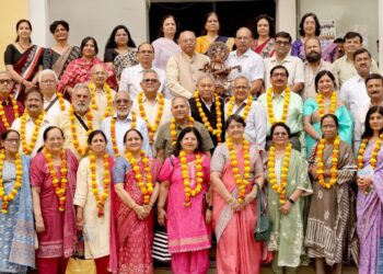 आगरा कॉलेज में 1976 बैच के छात्र जैसे ही मिले पुरानी यादों में खो गए