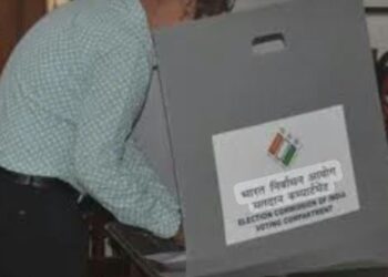 आगरा में मतदान केंद्रों पर गड़बड़ी पर चुनाव आयोग की बड़ी कार्रवाई, छह सस्पेंड, 21 पर कार्रवाई के आदेश