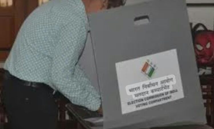 आगरा में मतदान केंद्रों पर गड़बड़ी पर चुनाव आयोग की बड़ी कार्रवाई,  छह सस्पेंड, 21 पर कार्रवाई के आदेश