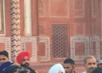 पंजाबी संगीत और फिल्म जगत के  कलाकार दिलजीत दोसांझ ताजमहल की खूबसूरती के हुए कायल