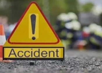 करवाचौथ का सामान लेने पति के साथ जा रही पत्नी और बच्चों को कार ने रौंदा, पत्नी और एक बच्चे की मौत