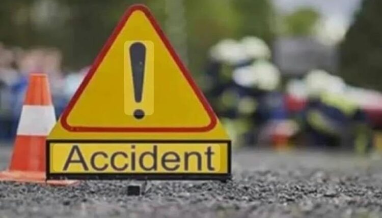 करवाचौथ का सामान लेने पति के साथ जा रही पत्नी और बच्चों को कार ने रौंदा, पत्नी और एक बच्चे की मौत