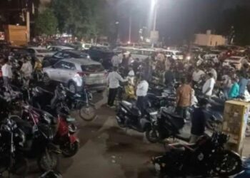 संजय प्लेस पुलिस चौकी के पीछे ही सजती शराबियों की महफिल