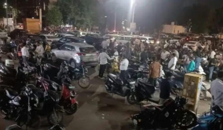 संजय प्लेस पुलिस चौकी के पीछे ही सजती शराबियों की महफिल